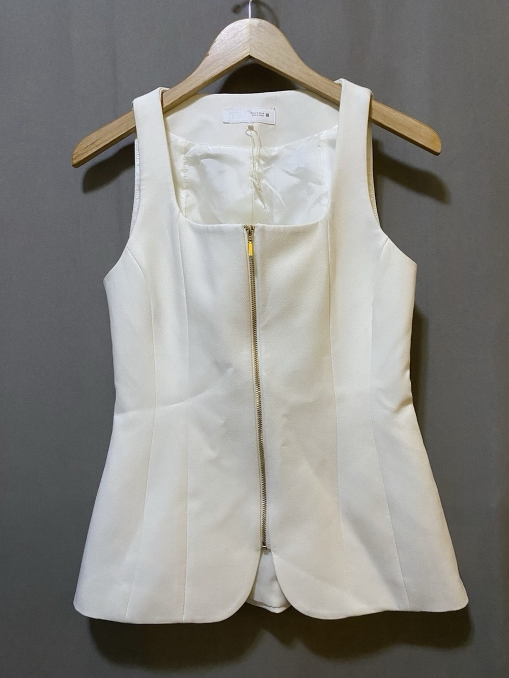 Zara Cream Zip-Front Sleeveless Peplum Top - Picture 3 of 9